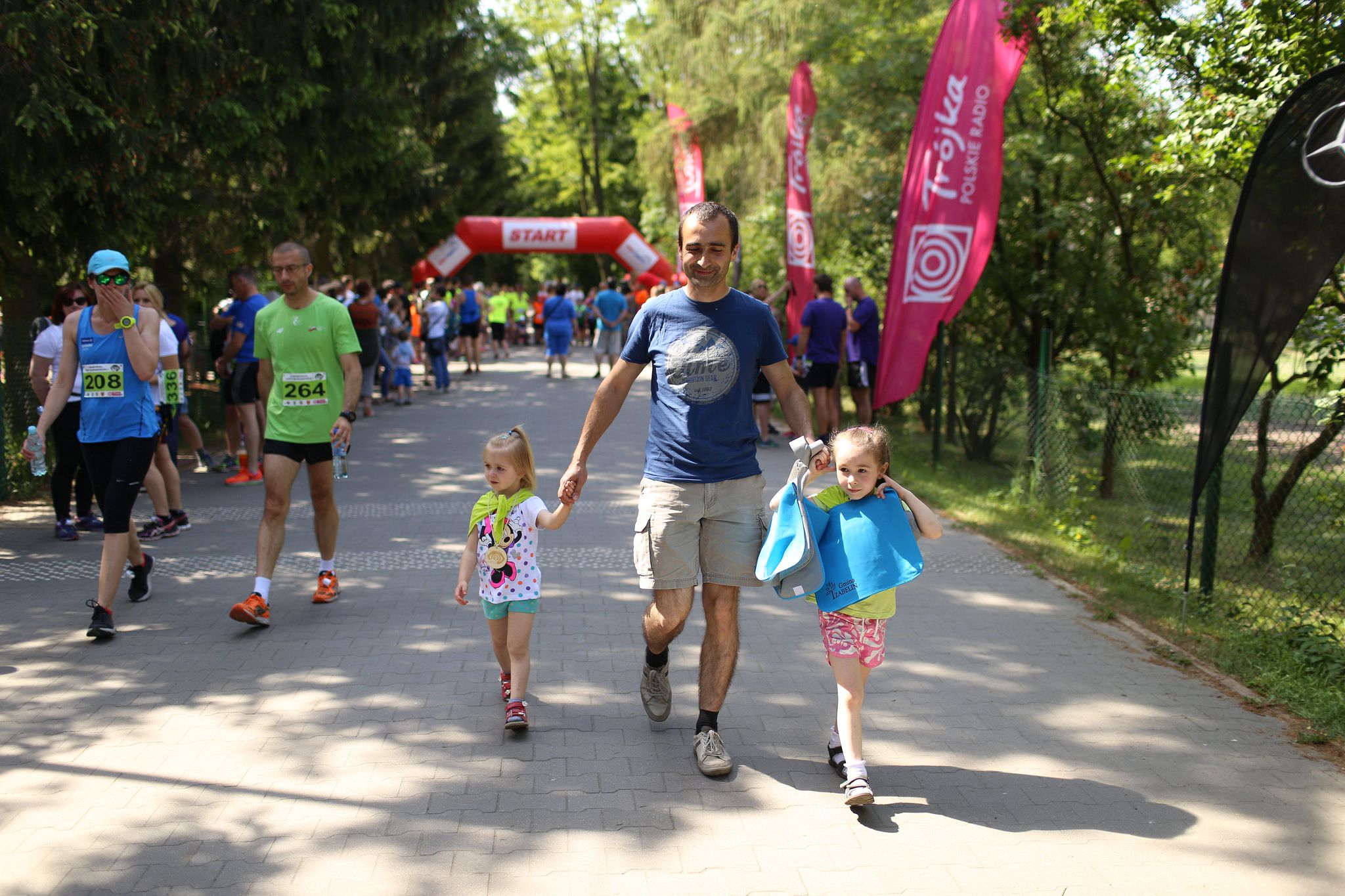 Ojciec z dwiema córkami